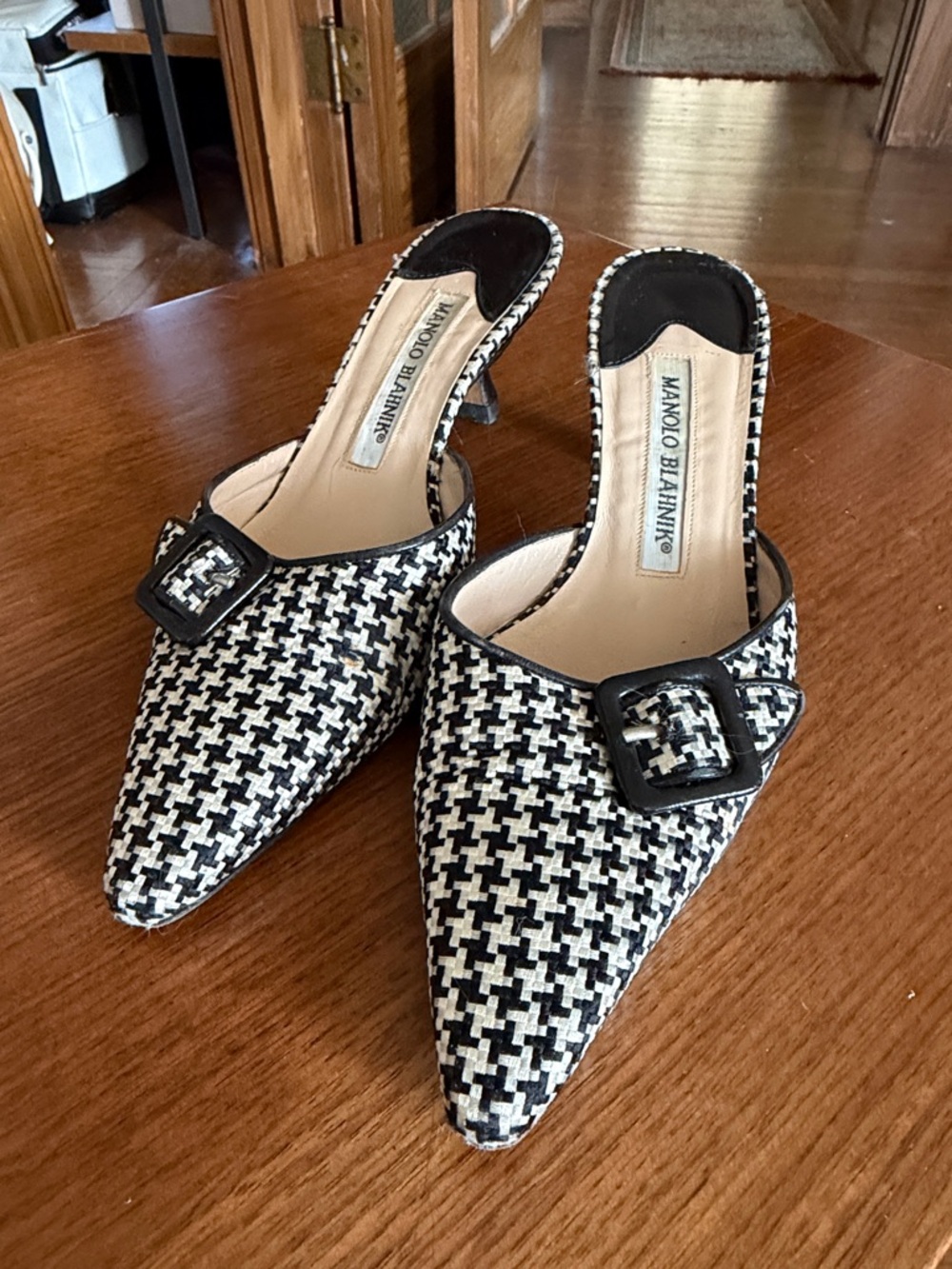 Manolo Blahnik Black and White Houndstooth Pointed Buckle Mule size 35 / size 5